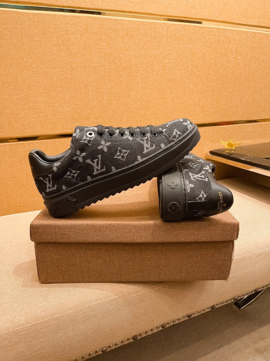 Men's shoes 💰 380💰【 LV 】🔥 Louis Vuitton high-end men's shoes brand official website 1:1 latest masterpiece: the upper is made of first-layer cowhide imported from Italy with a comfortable and breathable lining➕original non-slip and wear-resistant outsole🔥, making walking more convenient and comfortable! An exclusive new model, a stunning work, a beautiful 1:1 replica [color] compared to the official quality! Create a fashionable personality to set off your uniqueness! A must-have for trendy men! Classic 🔥 Size: 38-44 Color: 🔥 2⃣️ colors available 🔥.